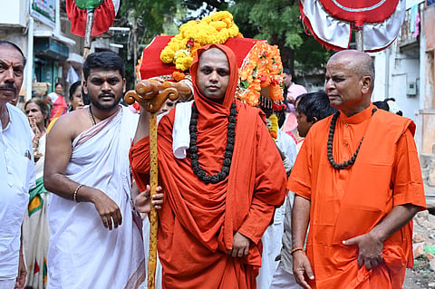 ಬಾಗಲಕೋಟೆ ಭೋವಿ ಗುರುಪೀಠದಿಂದ ಶ್ರಾವಣ ಮಾಸದ ಅಂಗವಾಗಿ ನಡೆದ ಶರಣಬಸವ ಪಲ್ಲಕ್ಕಿ ಉತ್ಸವದಲ್ಲಿ ಶ್ರೀಪೀಠದ ಜಗದ್ಗುರು ಇಮ್ಮಡಿ ಸಿದ್ಧರಾಮೇಶ್ವರ ಶ್ರೀಗಳು ಪಲ್ಲಕ್ಕಿಗೆ ಹೆಗಲು ಕೊಟ್ಟಿ ಹೆಜ್ಜೆ ಹಾಕಿದರು.