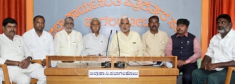 ಬಾಗಲಕೋಟೆ ನಗರದಲ್ಲಿ ಸೋಮವಾರ ಸುದ್ದಿಗೋಷ್ಠಿಯಲ್ಲಿ ಬೀಳಗಿ ಶಾಸಕ ಜೆ.ಟಿ.ಪಾಟೀಲ ಮಾತನಾಡಿದರು. ಕಾಂಗ್ರೆಸ್ ಮುಖಂಡರಾದ ಎಂ.ಬಿ.ಸೌದಾಗರ, ಎಂ.ಎಲ್.ಕೆAಪಲಿAಗಣ್ಣವರ, ಹನಮಂತ ಕಾಖಂಡಕಿ ಇತರರು ಇದ್ದರು.