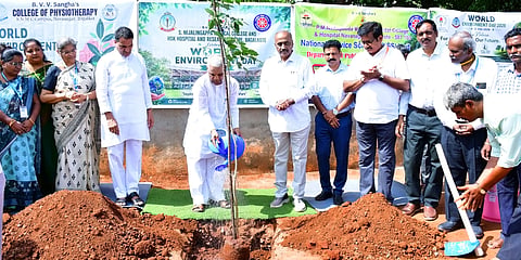 ಬಾಗಲಕೋಟೆ ಎಸ್. ನಿಜಲಿಂಗಪ್ಪ ವೈದ್ಯಕೀಯ ಕಾಲೇಜಿನಲ್ಲಿ ಈಚೆಗೆ ನಡೆದ ಪರಿಸರ ದಿನಾಚರಣೆಗೆ ಬಿವಿವಿ ಸಂಘದ ಕಾರ್ಯಾಧ್ಯಕ್ಷ ವೀರಣ್ಣ ಚರಂತಿಮಠ ಸಸಿಗೆ ನೀರೂಣಿಸುವ ಮೂಲಕ ಚಾಲನೆ ನೀಡಿದರು. ಮಹೇಶ ಅಥಣಿ, ಅಶೋಕ ಸಜ್ಜನ, ಡಾ. ಭುವನೇಶ್ವರಿ ಯಳಮಲಿ ಮತ್ತಿತರರು ಇದ್ದರು.