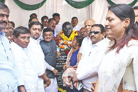 ಬಾಗಲಕೋಟೆ ಜಿಲ್ಲಾ ಕಾಂಗ್ರೆಸ್ ಕಚೇರಿ ಆವರಣದಲ್ಲಿ ಬುಧವಾರ ಡಾ. ಬಿ.ಆರ್. ಅಂಬೇಡ್ಕರ್ ಅವರ ಪುತ್ಥಳಿ ಲೋಕಾರ್ಪಣೆ ಮಾಡಲಾಯಿತು. ಮಾಜಿ ಸಚಿವ ಎಸ್.ಆರ್. ಪಾಟೀಲ, ಜಿಲ್ಲಾ ಅಧ್ಯಕ್ಷ ಎಸ್.ಜಿ. ನಂಜಯ್ಯನಮಠ, ಮಾಜಿ ಶಾಸಕ ನಂದ ನ್ಯಾಮಗೌಡ, ಉಮೇಶ ಮೇಟಿ, ಶ್ರೀನಿವಾಸ ಬಳ್ಳಾರಿ ಮತ್ತಿತರರು ಇದ್ದರು.