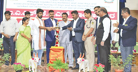  ಬಾಗಲಕೋಟೆ ತೋವಿವಿ ಸಭಾ ಭವನದಲ್ಲಿ ಗುರುವಾರ ನಡೆದ ಐಎಎಸ್, ಕೆಎಎಸ್ ಆಕಾಂಕ್ಷಿಗಳಿಗೆ ಒಂದು ದಿನದ ಕಾರ್ಯಾಗಾರವನ್ನು ಜಿ.ಪಂ. ಸಿಇಒ ಶಶಿಧರ ಕುರೇರ ಉದ್ಘಾಟಿಸಿದರು. ತೋವಿವಿ ಕುಲಪತಿ ಡಾ.ವಿಷ್ಣುವರ್ಧನ, ಹೆಚ್ಚುವರಿ ಪೊಲೀಸ್ ವರಿಷ್ಠಾಧಿಕಾರಿ ಪ್ರಸನ್ನ ದೇಸಾಯಿ, ಉಪ ಅರಣ್ಯ ಸಂರಕ್ಷಣಾಧಿಕಾರಿ ರುಥ್ರೇನ್ ಮತ್ತಿತರರು ಇದ್ದರು.