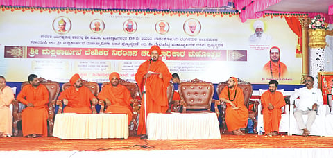  ಬಾಗಲಕೋಟೆ ಚರಂತಿಮಠದ ಶಿವಾನುಭವ ಮಂಟಪದಲ್ಲಿ ಶನಿವಾರ ನಡೆದ ಟೀಕಿನಮಠದ ನೂತನ ಶ್ರೀಗಳ ಚರಪಟ್ಟಾಧಿಕಾರಿ ಮಹೋತ್ಸವದಲ್ಲಿ ಹುಕ್ಕೇರಿ ಮಠದ ಸದಾಶಿವ ಮಹಾಸ್ವಾಮಿಗಳು ಮಾತನಾಡಿದರು. ವಿವಿಧ ಮಠಾಧೀಶರು ಉಪಸ್ಥಿತರಿದ್ದರು.