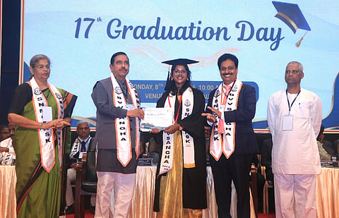  ಬಾಗಲಕೋಟೆಯ ಎಸ್.ನಿಜಲಿಂಗಪ್ಪ ವೈದ್ಯಕೀಯ ಮಹಾವಿದ್ಯಾಲಯದಲ್ಲಿ ಸೋಮವಾರ ಪದವೀಧರರಿಗೆ ಪದವಿ ಪ್ರಮಾಣ ಪತ್ರವನ್ನು ಕೇಂದ್ರ ಸಚಿವ ಪ್ರಲ್ಹಾದ್ ಜೋಶಿ ಅವರು ವಿತರಿಸಿದರು. ಹೃದ್ರೋಗ ತಜ್ಞ ಡಾ.ಗಿರೀಶ ನವಸುಂದಿ, ಬಿವಿವಿ ಸಂಘದ ಕಾರ್ಯಾಧ್ಯಕ್ಷ ವೀರಣ್ಣ ಚರಂತಿಮಠ, ಡಾ.ಭುವನೇಶ್ವರಿ ಯಳಮಲಿ ಇದ್ದರು.