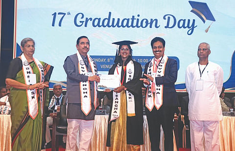 ಬಾಗಲಕೋಟೆಯ ಎಸ್. ನಿಜಲಿಂಗಪ್ಪ ವೈದ್ಯಕೀಯ ಮಹಾವಿದ್ಯಾಲಯದಲ್ಲಿ ಸೋಮವಾರ ಪದವೀಧರರಿಗೆ ಪದವಿ ಪ್ರಮಾಣ ಪತ್ರವನ್ನು ಕೇಂದ್ರ ಸಚಿವ ಪ್ರಲ್ಹಾದ ಜೋಶಿ ಅವರು ವಿತರಿಸಿದರು. ಹೃದ್ರೋಗ ತಜ್ಞ ಡಾ. ಗಿರೀಶ ನವಸುಂದಿ, ಬಿವಿವಿ ಸಂಘದ ಕಾರ್ಯಾಧ್ಯಕ್ಷ ವೀರಣ್ಣ ಚರಂತಿಮಠ, ಡಾ. ಭುವನೇಶ್ವರಿ ಯಳಮಲಿ ಇದ್ದರು.