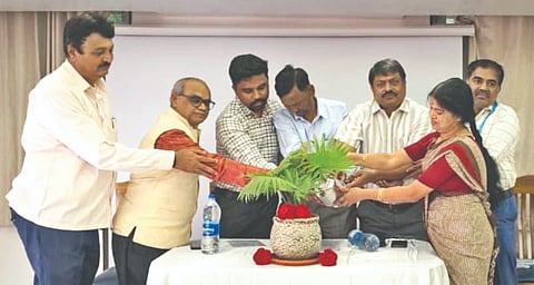  ಬಾಗಲಕೋಟೆ ನಗರದ ಖಾಸಗಿ ಹೋಟೆಲ್‌ನಲ್ಲಿ ಗುರುವಾರ ನಡೆದ ‘ಎಂಎಸ್‌ಎಂಇ ಇಕೋ ಸಿಸ್ಟಂ ಅರಿಯಿರಿ’ ವಿಷಯ ಕುರಿತು ಕಾರ್ಯಾಗಾರವನ್ನು ಬಿವಿವಿ ಸಂಘದ ಆರ್‌ಸೆಟೆ ವ್ಯವಸ್ಥಾಪಕ ನಿರ್ದೇಶಕ ಬಿ.ಎಸ್. ಅಂಗಡಿ ಉದ್ಘಾಟಿಸಿದರು. ಜಿಲ್ಲಾ ಕೈಗಾರಿಕಾ ಕೇಂದ್ರದ ಜಂಟಿ ನಿರ್ದೇಶಕ ಪ್ರಶಾಂತ ಬಾರಿಗಿಡದ, ನಿವತ್ತ ಎಂಎಸ್‌ಎಂಇ-ಡಿಎ್ಒ ಗೋಪಿನಾಥ ರಾವ್ ಮತ್ತಿತರರಿದ್ದರು.