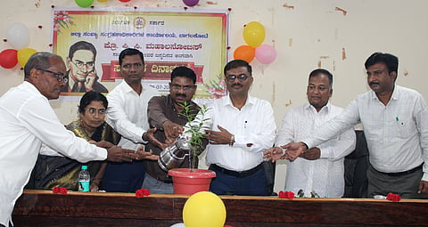 ಬಾಗಲಕೋಟೆಯಲ್ಲಿ ಬುಧವಾರ ಸಂಖ್ಯಾ ಶಾಸ್ತçಜ್ಞ ಪಿ.ಸಿ.ಮಹಾಲನೋಬಿಸ್ ಅವರ ಜನ್ಮ ದಿನಾಚರಣೆ ಕಾರ್ಯಕ್ರಮವನ್ನು ಜಿಪಂ ಮುಖ್ಯ ಯೋಜನಾಽಕಾರಿ ಅಲ್ಲಮಪ್ರಭು ಅಲ್ಲಾಪುರ ಉದ್ಘಾಟಿಸಿದರು. ಜಂಟಿ ಕೃಷಿ ನಿರ್ದೇಶಕ ಟಿ.ಎಸ್.ರುದ್ರೇಶಪ್ಪ, ಪ್ರೊ. ಮಲ್ಲೇಶ ಸಿದ್ದಲಿಂಗಪ್ಪನವರ ಮತ್ತಿತರರು ಇದ್ದರು.