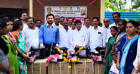 ಬಾಗಲಕೋಟೆಯಲ್ಲಿ ಡಿ.ದೇವರಾಜ ಅರಸು ಹಿಂದುಳಿದ ವರ್ಗಗಳ ಅಭಿವೃದ್ಧಿ ನಿಗಮದಿಂದ ಸ್ವಯಂ ಉದ್ಯೋಗ ಯೋಜನೆ ಅಡಿ ೨೧ ಮಹಿಳೆಯರಿಗೆ ಹೊಲಿಗೆ ಯಂತ್ರಗಳನ್ನು ಶಾಸಕ ಉಮೇಶ ಮೇಟಿ ವಿತರಿಸಿದರು.ನಿಗಮದ ಜಿಲ್ಲಾ ವ್ಯವಸ್ಥಾಪಕ ಜೀವನ್ ಪ್ರಸಾಧ್, ತಾಲೂಕು ಸಹಾಯಕ ಅಽಕಾರಿ ರಂಜಾನಬಿ ವಾಲಿಕಾರ ಮತ್ತಿತರರು ಇದ್ದರು.
