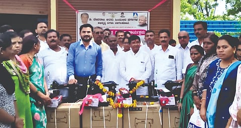 ಬಾಗಲಕೋಟೆಯಲ್ಲಿ ಡಿ. ದೇವರಾಜ ಅರಸು ಹಿಂದುಳಿದ ವರ್ಗಗಳ ಅಭಿವೃದ್ಧಿ ನಿಗಮದಿಂದ ಸ್ವಯಂ ಉದ್ಯೋಗ ಯೋಜನೆ ಅಡಿ 21 ಮಹಿಳೆಯರಿಗೆ ಹೊಲಿಗೆ ಯಂತ್ರಗಳನ್ನು ಶಾಸಕ ಉಮೇಶ ಮೇಟಿ ವಿತರಿಸಿದರು. ನಿಗಮದ ಜಿಲ್ಲಾ ವ್ಯವಸ್ಥಾಪಕ ಜೀವನ್ ಪ್ರಸಾದ್, ತಾಲೂಕು ಸಹಾಯಕ ಅಧಿಕಾರಿ ರಂಜಾನಬಿ ವಾಲಿಕಾರ ಮತ್ತಿತರರಿದ್ದರು.
