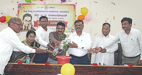 ಬಾಗಲಕೋಟೆಯಲ್ಲಿ ಬುಧವಾರ ಸಂಖ್ಯಾ ಶಾಸ್ತ್ರಜ್ಞ ಪಿ.ಸಿ.ಮಹಾಲನೋಬಿಸ್ ಅವರ ಜನ್ಮ ದಿನಾಚರಣೆ ಕಾರ್ಯಕ್ರಮವನ್ನು ಜಿಪಂ ಮುಖ್ಯ ಯೋಜನಾಧಿಕಾರಿ ಅಲ್ಲಮಪ್ರಭು ಅಲ್ಲಾಪುರ ಉದ್ಘಾಟಿಸಿದರು. ಜಂಟಿ ಕೃಷಿ ನಿರ್ದೇಶಕ ಟಿ.ಎಸ್.ರುದ್ರೇಶಪ್ಪ, ಪ್ರೊ. ಮಲ್ಲೇಶ ಸಿದ್ಧಲಿಂಗಪ್ಪನವರ ಮತ್ತಿತರರು ಇದ್ದರು