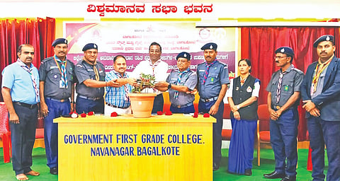  ಬಾಗಲಕೋಟೆ ಸರ್ಕಾರಿ ಪ್ರಥಮ ದರ್ಜೆ ಕಾಲೇಜಿನಲ್ಲಿ ನಡೆದ ಒಂದು ದಿನದ ರೋವರಿಂಗ್ ರೇಂಜರಿಂಗ್ ಕುರಿತು ಸಾಮಾನ್ಯ ಮಾಹಿತಿ ಹಾಗೂ ಪುನಶ್ಚೇತನ ಶಿಬಿರವನ್ನು ಬಾಗಲಕೋಟೆ ವಿವಿ ಕುಲಸಚಿವ ಡಾ.ಸೋಮಲಿಂಗ ಗೆಣ್ಣೂರ ಉದ್ಘಾಟಿಸಿದರು. ಡಾ.ಅರುಣಕುಮಾರ ಗಾಳಿ, ಸಿ.ಎ.ಸಾವಳಗಿ,  ಎಸ್.ಎಸ್.ದಳವಾಯಿ ಮತ್ತಿತರರು ಇದ್ದರು. 