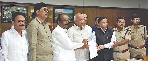  ಬಾಗಲಕೋಟೆ ಜಿಲ್ಲೆಯ ಎಲ್ಲ ಸಕ್ಕರೆ ಕಾರ್ಖಾನೆಗಳು ರಾಜ್ಯ ಸರ್ಕಾರ ಹೊರಡಿಸಿರುವ ಕಬ್ಬು ರಿಕವರಿ ಆಧಾರಿತ ದರ ನೀಡುವುದಾಗಿ ಎಲ್ಲ ಕಾರ್ಖಾನೆಗಳ ಪರವಾಗಿ ಭಾನುವಾರ ಜಿಲ್ಲಾಧಿಕಾರಿ ಸಂಗಪ್ಪ ಅವರಿಗೆ ಕಾರ್ಖಾನೆ ಮಾಲೀಕರಾದ ಎಸ್.ಆರ್. ಪಾಟೀಲ, ಜಗದೀಶ ಗುಡಗುಂಟಿ, ಸಂಗಮೇಶ ನಿರಾಣಿ ಅವರು ಪತ್ರ ಸಲ್ಲಿಸಿದರು. ಜಿಲ್ಲಾ ಪೊಲೀಸ್ ವರಿಷ್ಠಾಧಿಕಾರಿ ಸಿದ್ಧಾರ್ಥ ಗೋಯಲ್, ಹೆಚ್ಚುವರಿ ಪೊಲೀಸ್ ವರಿಷ್ಠಾಧಿಕಾರಿ ಪ್ರಸನ್ನ ದೇಸಾಯಿ ಇದ್ದರು.