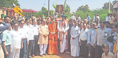 ಬಾಗಲಕೋಟೆ ತಾಲೂಕಿನ ಬೆಣ್ಣೂರ ಗ್ರಾಮದಲ್ಲಿ ಭಾನುವಾರ ವಿಶ್ವಕರ್ಮ ಪ್ರಭುವಿನ ಭಾವಚಿತ್ರ ಮೆರವಣಿಗೆ ನಡೆಯಿತು. 