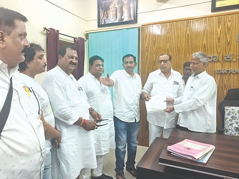 ಬಾಗಲಕೋಟೆ ರಸ್ತೆ ಸಾರಿಗೆ ಬಸ್ ಸಂಚಾರ ವ್ಯವಸ್ಥೆಯನ್ನು ಸರಿಪಡಿಸುವಂತೆ ಬುಮಾ ಸದಸ್ಯರು ಗುರುವಾರ ಸಾರಿಗೆ ವಿಭಾಗೀಯ ನಿಯಂತ್ರಕರಿಗೆ ಮನವಿ ಸಲ್ಲಿಸಿದರು. ಸಂಘದ ಅಧ್ಯಕ್ಷ ರವಿ ಕುಮಟಗಿ, ಉಪಾಧ್ಯಕ್ಷ ರಾಮ ಮುಂದಡಾ, ಶ್ರೀನಿವಾಸ ಬಳ್ಳಾರಿ, ಪ್ರಧಾನ ಕಾರ್ಯದರ್ಶಿ ವಿರುಪಾಕ್ಷ ಅಮೃತಕರ, ಸಿದ್ದು ಪಟ್ಟಣಶೆಟ್ಟಿ ಇತರರಿದ್ದರು.