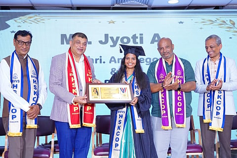 ಬಾಗಲಕೋಟೆ ಬಿವಿವಿ ಸಂಘದ ಹಾನಗಲ್ ಕುಮಾರೇಶ್ವರ ಕಾಲೇಜ್ ಆಫ್ ಫಾರ್ಮಸಿಯಲ್ಲಿ ಬೆಂಗಳೂರಿನ ಲಿವಿಯಾನ್ ಬಯೋಲ್ಯಾಬ್ಸ್ ಪ್ರೆÊವೇಟ್ ಲಿಮಿಟೆಡ್‌ನ ಸಂಸ್ಥಾಪಕ ಡಾ. ಶಿವಶಂಕರ ಎನ್.ಜಿ. ಅವರು ಪದವಿ ಪ್ರದಾನ ಮಾಡಿದರು. ಕರ್ನಾಟಕ ರಾಜ್ಯ ಉನ್ನತ ಶಿಕ್ಷಣ ಅಕಾಡೆಮಿ ನಿರ್ದೇಶಕ ಡಾ. ಎಸ್.ಎಂ. ಶಿವಪ್ರಸಾದ್, ಕಾಲೇಜಿನ ಆಡಳಿತ ಮಂಡಳಿ ಅಧ್ಯಕ್ಷ ಬಸವರಾಜ ಸಾಸನೂರ ಇತರರು ಇದ್ದರು.