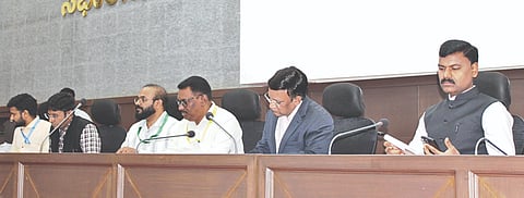 ಬಾಗಲಕೋಟೆ ಜಿಪಂ ನೂತನ ಸಭಾಭವನದಲ್ಲಿ ಸೋಮವಾರ ಆಯೋಜಿಸಿದ್ದ ಜಾತಿಗಣತಿ-2027ರ ಮೂರು ದಿನಗಳ ತರಬೇತಿ ಕಾರ್ಯಾಗಾರದಲ್ಲಿ ಹಿರಿಯ ಅಽಕಾರಿಗಳು ಮಾರ್ಗದರ್ಶನ ನೀಡಿದರು. ಡಿಸಿ ಸಂಗಪ್ಪ, ಜಿಪಂ ಸಿಇಒ ಶಶಿಧರ ಕುರೇರ, ಜನಗಣತಿ ನಿರ್ದೇಶನಾಲಯದ ಜಂಟಿ ನಿರ್ದೇಶಕ ಶಕ್ತಿಕುಮಾರ ಮತ್ತಿತರರು ಇದ್ದರು.