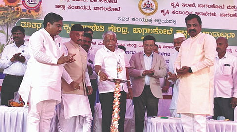ಬಾಗಲಕೋಟೆ ನವನಗರದ ಜಿಲ್ಲಾ ಕೃಷಿ ತರಬೇತಿ ಕೇಂದ್ರದ ಆವರಣದಲ್ಲಿ ಶನಿವಾರ ಹಮ್ಮಿಕೊಂಡಿದ್ದ ನೂತನ ಜಿಲ್ಲಾ ಕೃಷಿ ತರಬೇತಿ ಕೇಂದ್ರದ ಕಟ್ಟಡ ಲೋಕಾರ್ಪಣೆ ಸಮಾರಂಭ ಉಸ್ತುವಾರಿ ಸಚಿವ ಆರ್.ಬಿ. ತಿಮ್ಮಾಪೂರ ಉದ್ಘಾಟಿಸಿದರು. ಜಿಲ್ಲಾ ಗ್ಯಾರಂಟಿ ಯೋಜನೆ ಅನುಷ್ಠಾನ ಪ್ರಾಧಿಕಾರ ಅಧ್ಯಕ್ಷ ಅನೀಲಕುಮಾರ ದಡ್ಡಿ, ಜಿಲ್ಲಾ ಕೃಷಿಕ ಸಮಾಜದ ಅಧ್ಯಕ್ಷ ಮಹಾಂತೇಶ ಹಟ್ಟಿ, ಜಿಲ್ಲಾಧಿಕಾರಿ ಸಂಗಪ್ಪ ಎಂ, ಜಿಲ್ಲಾ ಪೊಲೀಸ್ ವರಿಷ್ಠಾಧಿಕಾರಿ ಸಿದ್ಧಾರ್ಥ ಗೋಯಲ್ ಇದ್ದರು.