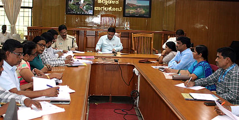 ಬಾಗಲಕೋಟೆ ಜಿಲ್ಲಾಽಕಾರಿ ಸಭಾಂಗಣದಲ್ಲಿ ಬುಧವಾರ ಮಹಿಳಾ ಮತ್ತು ಮಕ್ಕಳ ಅಭಿವೃದ್ಧಿ ಇಲಾಖೆಯ ಜಿಲ್ಲಾ ಮಟ್ಟದ ಏಕೀಕೃತ ಪ್ರಗತಿ ಪರಿಶೀಲನಾ ಸಮಿತಿ ಸಭೆ ಜಿಲ್ಲಾಽಕಾರಿ ಸಂಗಪ್ಪ ಅಧ್ಯಕ್ಷತೆಯಲ್ಲಿ ನಡೆಯಿತು. ಇಲಾಖೆ ಅಽಕಾರಿಗಳು ಇದ್ದರು.