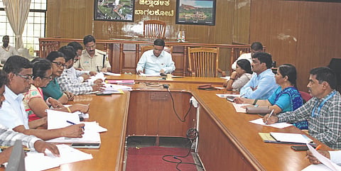 ಬಾಗಲಕೋಟೆ ಜಿಲ್ಲಾಧಿಕಾರಿ ಸಭಾಂಗಣದಲ್ಲಿ ಬುಧವಾರ ಮಹಿಳಾ ಮತ್ತು ಮಕ್ಕಳ ಅಭಿವೃದ್ಧಿ ಇಲಾಖೆಯ ಜಿಲ್ಲಾಮಟ್ಟದ ಏಕೀಕೃತ ಪ್ರಗತಿ ಪರಿಶೀಲನೆ ಸಮಿತಿ ಸಭೆ ಜಿಲ್ಲಾಧಿಕಾರಿ ಸಂಗಪ್ಪ ಅಧ್ಯಕ್ಷತೆಯಲ್ಲಿ ನಡೆಯಿತು. ಇಲಾಖೆ ಅಧಿಕಾರಿಗಳು ಇದ್ದರು.