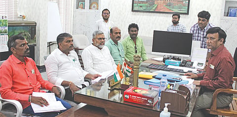 ಬಾಗಲಕೋಟೆ ಜಿಲ್ಲಾಧಿಕಾರಿಗಳ ಕಚೇರಿಯಲ್ಲಿ ಶುಕ್ರವಾರ ಎಸ್‌ಐಆರ್ ಪ್ರಗತಿ ಕುರಿತು ವಿವಿಧ ರಾಜಕೀಯ ಪ್ರತಿನಿಧಿಗಳೊಂದಿಗೆ ಜಿಲ್ಲಾಧಿಕಾರಿ ಸಂಗಪ್ಪ ಅಧ್ಯಕ್ಷತೆಯಲ್ಲಿ ಸಭೆ ನಡೆಯಿತು. ತಹಸೀಲ್ದಾರ್ ವಾಸುದೇವ ಸ್ವಾಮಿ, ಚುನಾವಣಾ ವಿಭಾಗದ ಶಿರಸ್ತೇದಾರ ಮಹೇಶ ಪಾಂಡವ, ನಾಗರಾಜ ಹದ್ಲಿ, ಮಹಾಂತೇಶ ಮಾವಿನಮರದ, ಪ್ರಭು ಹಳ್ಳೂರ ಇತರರಿದ್ದರು.