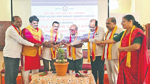  ಬಾಗಲಕೋಟೆಯಲ್ಲಿ ಇತ್ತೀಚೆಗೆ ನಡೆದ ಪಿಯು ಕನ್ನಡ ಉಪನ್ಯಾಸಕರ ಪುನಃಶ್ಚೇತನ ಹಾಗೂ ಲಿತಾಂಶ ಸುಧಾರಣೆ ಕಾರ್ಯಗಾರವನ್ನು  ಪದವಿ ಪೂರ್ವ ವಿಭಾಗದ ನಿರ್ದೇಶಕ ಪುಂಡಲೀಕ ಕಾಂಬಳೆ ಉದ್ಘಾಟಿಸಿದರು. ಬಿ.ಕೆ. ಹಿರೇಮಠ, ಡಾ. ಸಿದ್ದರಾಯಪ್ಪ ಖಾನಾಪುರ, ಮೈನೂದ್ದೀನ ರೇವಡಿಗಾರ ಇತರರಿದ್ದರು.