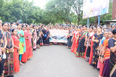 ಬಿಸಿಯೂಟ ನೌಕರರ ಕರಾಳ ದಿನಾಚರಣೆ ಅಂಗವಾಗಿ ಶುಕ್ರವಾರ ಬಾಗಲಕೋಟೆ ಜಿಲ್ಲಾಡಳಿತ ಭವನದ ಎದುರು ಅಕ್ಷರ ದಾಸೋಹ ಕಾರ್ಯಕರ್ತೆಯರು ವಿವಿಧ ಬೇಡಿಕೆಗಳಿಗೆ ಆಗ್ರಹಿಸಿ ಪ್ರತಿಭಟನೆ ನಡೆಸಿದರು.