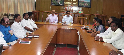 ಬಾಗಲಕೋಟೆ ಜಿಲ್ಲಾಽಕಾರಿ ಸಭಾಂಗಣದಲ್ಲಿ ಸೋಮವಾರ ಡಿ.ದೇವರಾಜ ಅರಸು ಜನ್ಮದಿನಾಚರಣೆಯ ಪೂರ್ವಭಾವಿ ಸಭೆ ಜಿಲ್ಲಾಽಕಾರಿ ಸಂಗಪ್ಪ ಅಧ್ಯಕ್ಷತೆಯಲ್ಲಿ ನಡೆಯಿತು. ಅಪರ ಜಿಲ್ಲಾಽಕರಿ ಅಶೋಕ ತೇಲಿ, ಇಲಾಖೆ ಅಽಕಾರಿಗಳು ಇದ್ದರು.