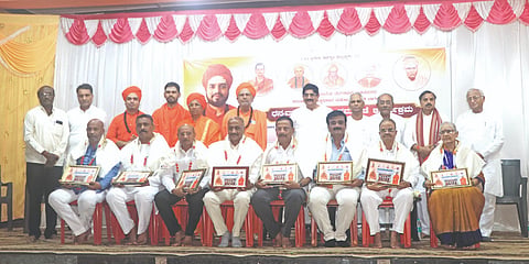 ಬಾಗಲಕೋಟೆಯಲ್ಲಿ ನಡೆದಿದ್ದ ಟೀಕಿನಮಠದ ನಿರಂಜನ ಚರಪಟ್ಟಾಧಿಕಾರಿ ಮಹೋತ್ಸವದ ಯಶಸ್ಸಿಗೆ ಶ್ರಮಿಸಿದವರನ್ನು ಬುಧವಾರ ನಡೆದ ಕೃತಜ್ಞತಾ ಸಮಾರಂಭದಲ್ಲಿ ಸನ್ಮಾನಿಸಲಾಯಿತು. ಚರಂತಿಮಠದ ಪ್ರಭು ಸ್ವಾಮೀಜಿ ಸೇರಿ ವಿವಿಧ ಮಠಾಧೀಶರು, ಸಂಸದ ಪಿ.ಸಿ. ಗದ್ದಿಗೌಡರ ಹಾಗೂ ರಾಜಕೀಯ ಮುಖಂಡರು ಇದ್ದರು.