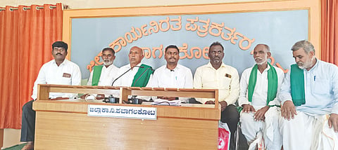 ಬಾಗಲಕೋಟೆಯಲ್ಲಿ ನಡೆದ ಸುದ್ದಿಗೋಷ್ಠಿಯಲ್ಲಿ ಡಿಸಿಸಿ ಬ್ಯಾಂಕ್ ಹಾಗೂ ಪಿಕೆಪಿಎಸ್‌ನಲ್ಲಿ ರೈತರಿಗೆ ಬೆಳೆಸಾಲವನ್ನು ಶೂನ್ಯ ಬಡ್ಡಿದರಲ್ಲಿ 5 ಲಕ್ಷ ರೂ. ವರೆಗೂ ನೀಡಬೇಕೆಂದು ರೈತ ಮುಖಂಡರಾದ ಪರಶುರಾಮ ಮಂಟೂರ,ಯಲ್ಲಪ್ಪ ಹೆಗಡೆ ಸದಾಶಿವ ಹಾರೋಜಿ, ಹುಸೇನಸಾಬ ಮಾಲದಾರ, ಭೀಮಣ್ಣ ಬಸರಿಕಟ್ಟಿ, ಗೋವಿಂದಪ್ಪ ಬೆಳಗಂಟಿ ಆಗ್ರಹಿಸಿದರು.