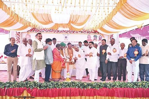 ಬಾಗಲಕೋಟೆ ನಗರದ ಅರುಂಧತಿ ಶಾಲೆಯ ನೂತನ ಕಟ್ಟಡವನ್ನು ಮಾಜಿ ಶಾಸಕ ವೀರಣ್ಣ ಚರಂತಿಮಠ ಉದ್ಘಾಟಿಸಿದರು. ರಾಜ್ಯಸಭಾ ಸದಸ್ಯ ನಾರಾಯಣಸಾ ಭಾಂಡಗೆ, ಲಕ್ಷ್ಮಣ  ಯಂಕಂಚಿ, ಉಮೇಶ ಕಾರಜೋಳ, ಪೂರ್ಣಾನಂದ ಭಾರತಿ ಶ್ರೀಗಳು ಮತ್ತಿತರರು ಇದ್ದರು.