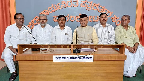 ಬಾಗಲಕೋಟೆಯಲ್ಲಿ ಬುಧವಾರ ಜಿಲ್ಲಾ ಕಾಂಗ್ರೆಸ್ ಅಧ್ಯಕ್ಷ ಎಸ್.ಜಿ.ನಂಜಯ್ಯನಮಠ ಮಾತನಾಡಿದರು. ಶಾಸಕ ಉಮೇಶ ಮೇಟಿ, ನಾಗರಾಜ ಹದ್ಲಿ, ಎಸ್.ಎನ್.ರಾಂಪೂರ ಮತ್ತಿತರರು ಇದ್ದರು.