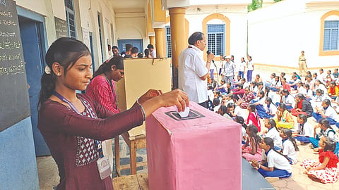 ಬಾಗಲಕೋಟೆ ಬಸವೇಶ್ವರ ಹೈಸ್ಕೂಲ್‌ನಲ್ಲಿ ನಡೆದ ಶಾಲಾ ಸಂಸತ್ ಚುನಾವಣೆಯಲ್ಲಿ ಮತದಾನ ಮಾಡಿದ ವಿದ್ಯಾರ್ಥಿನಿ.