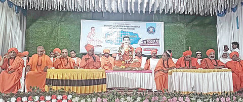 ಕೂಡಲಸಂಗಮ ಸಂಗಮೇಶ್ವರ ಕಲ್ಯಾಣ ಮಂಟಪದಲ್ಲಿ ಮಂಗಳವಾರ ಬಸವ ಸಂಸ್ಕೃತಿ ಅಭಿಯಾನ ಯಶಸ್ವಿಗೊಳಿಸಿದ ಭಕ್ತರಿಗೆ ಗೌರವ ಅಭಿನಂದನಾ ಸಮಾರಂಭದ ಸಾನ್ನಿಧ್ಯವಹಿಸಿ ಲಿಂಗಾಯತ ಮಠಾಽಪತಿಗಳ ಒಕ್ಕೂಟದ ಅಧ್ಯಕ್ಷ ಭಾಲ್ಕಿ ಹಿರೇಮಠ ಸಂಸ್ಥಾನದ ಬಸವಲಿಂಗ ಪಟ್ಟದೇವರು, ಗದಗ ತೋಂಟದಾರ್ಯ ಸಂಸ್ಥಾನಮಠದ  ಸಿದ್ಧರಾಮ ಸ್ವಾಮೀಜಿ ಮಾತನಾಡಿ, ಸಾಣೆಹಳ್ಳಿ ಪಂಡಿತಾರಾಧ್ಯ ಶಿವಾಚಾರ್ಯ ಸ್ವಾಮೀಜಿ, ಇಳಕಲ್ಲ ವಿಜಯ ಮಹಾಂತೇಶ್ವರ ಸಂಸ್ಥಾನ ಮಠದ ಗುರುಮಹಾಂತ ಸ್ವಾಮೀಜಿ ಮತ್ತಿತರ ಮಠಾಽÃಶರು ಇದ್ದರು.