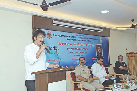  ಬಾಗಲಕೋಟೆ ಪಿಎಂಎನ್ ದಂತ ವೈದ್ಯಕೀಯ ಕಾಲೇಜಿನಲ್ಲಿ ಬುಧವಾರ ಆಯೋಜಿಸಿದ್ದ ರ‌್ಯಾಗಿಂಗ್ ವಿರೋಧಿ ಅಭಿಯಾನದ ವಿಚಾರ ಸಂಕಿರಣದಲ್ಲಿ ಭಾರತೀಯ ದಂತ ವೈದ್ಯಕೀಯ ಮಂಡಳಿ ಸದಸ್ಯ ಡಾ. ಶಿವಶರಣ ಶೆಟ್ಟಿ ಮಾತನಾಡಿದರು. ಸಿಪಿಐ ಅಶೋಕ ಚವಾಣ್, ಡಾ. ಕಾಶೀನಾಥ ಆರಬ್ಬಿ, ಡಾ.ಸಿದ್ಧರಾಮ ಪಾಟೀಲ ಮತ್ತಿತರರಿದ್ದರು.