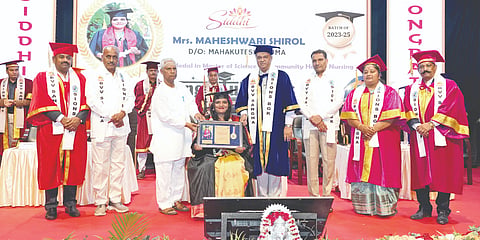 ಬಾಗಲಕೋಟೆ ಬಿವಿವಿ ಸಂಘದ ಮೂರು ನರ್ಸಿಂಗ್ ಕಾಲೇಜುಗಳ ಪದವಿ ಪ್ರದಾನ ಸಮಾರಂಭದಲ್ಲಿ ನರ್ಸಿಂಗ್ ಪಿ.ಜಿ ಕೋರ್ಸ್‌ನಲ್ಲಿ ವಿಶ್ವವಿದ್ಯಾಲಯದಿಂದ ಚಿನ್ನದ ಪದಕ ವಿಜೇತ ವಿದ್ಯಾರ್ಥಿನಿ ಮಹೇಶ್ವರಿ ಶಿರೋಳ ಅವರನ್ನು ರಾಜೀವಗಾಂಧಿ ಆರೋಗ್ಯ ವಿವಿ ಕುಲಸಚಿವ ಡಾ.ರಿಯಾಜ್ ಬಾಷಾ, ಬಿವಿವಿ ಸಂಘದ ಕಾರ್ಯಾಧ್ಯಕ್ಷ ವೀರಣ್ಣ ಚರಂತಿಮಠ ಸನ್ಮಾನಿಸಿದರು. ಮಹೇಶ ಅಥಣಿ, ಅಶೋಕ ಸಜ್ಜನ ಇತರರಿದ್ದರು.