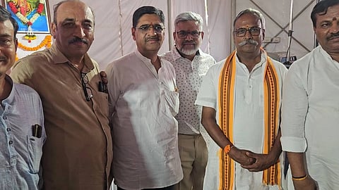 ಈಚೆಗೆ ಬೆಳಗಾವಿಯಲ್ಲಿ ನಡೆದಿದ್ದ ಆರ್‌ಎಸ್‌ಎಸ್ ಕಾರ್ಯಕ್ರಮದಲ್ಲಿ ಭಾಗವಹಿಸಿದ ಬಳಿಕ ಹೊರಗಡೆ ಸಂಘದ ಮುಖಂಡರ ಜೊತೆ ಬಾಗಲಕೋಟೆ ಸಂಘದ ಕಾರ್ಯಕರ್ತರು ತೆಗೆಯಿಸಿಕೊಂಡಿರುವ ಕಾಂಗ್ರೆಸ್ ಜಿಲ್ಲಾ ವಕ್ತಾರ ನಾಗರಾಜ ಹದ್ಲಿ . 