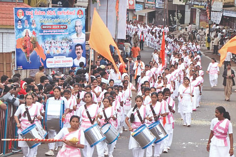  ಬಾಗಲಕೋಟೆ ನಗರದಲ್ಲಿ ಭಾನುವಾರ ಸಂಜೆ ರಾಷ್ಟ್ರ ಸೇವಿಕಾ ಸಮಿತಿಯ ವಾರ್ಷಿಕೋತ್ಸವದ ಅಂಗವಾಗಿ ಆಕರ್ಷಕ ಪಥಸಂಚಲನ ನಡೆಯಿತು.