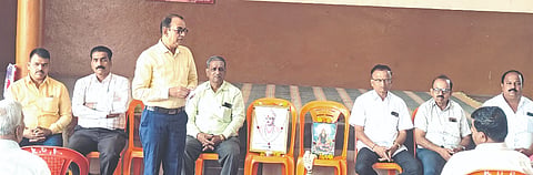 ರಬಕವಿಯ ಶ್ರೀ ಕಾಳಿಕಾ ದೇಗುಲದಲ್ಲಿ ಸೋಮವಾರ ಸಂಜೆ ನಡೆದ ರಬಕವಿ ಬಣಜಿಗ ಸಮಾಜದ ಸರ್ವ ಸಾಧಾರಣ ವಾರ್ಷಿಕ ಸಭೆಯಲ್ಲಿ ಅಧ್ಯಕ್ಷ ಗಿರೀಶ ಮುತ್ತೂರ ಮಾತನಾಡಿದರು. ಬಸವರಾಜ ತೆಗ್ಗಿ, ಚಂದ್ರಶೇಖರ ಹುಲಗಬಾಳಿ, ಬಸವರಾಜ ಕುಂಚನೂರ, ಉದಯಕುಮಾರ ಜಿಗಜಿನ್ನಿ ಇತರರಿದ್ದರು.