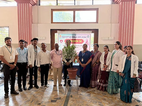 ಬಾಗಲಕೋಟೆ ನಗರದ ಬಿವಿವಿ ಸಂಘದ ಸಜ್ಜಲಶ್ರೀ ನರ್ಸಿಂಗ್ ವಿಜ್ಞಾನ ಮಹಾವಿದ್ಯಾಲಯದ ಚಿಕ್ಕಮಕ್ಕಳ ಶುಶ್ರೂಷಾ ವಿಭಾಗದ ವತಿಯಿಂದ ಸೋಮವಾರ ಹಾನಗಲ್ ಕುಮಾರೇಶ್ವರ ಆಸ್ಪತ್ರೆಯ ಒಪಿಡಿ ಸಭಾಂಗಣದಲ್ಲಿ ಹಮ್ಮಿಕೊಂಡಿದ್ದ ವಿಶ್ವ ಥಲಸ್ಸೆಮಿಯಾ ದಿನಾಚರಣೆ ಕಾರ್ಯಕ್ರಮ ಡಾ.ಭುವನೇಶ್ವರಿ ಯಳಮಲಿ ಉದ್ಘಾಟಿಸಿದರು. ಪ್ರಾಚಾರ್ಯ ಡಾ.ದೀಲಿಪ್ ಎಸ್. ನಾಟೇಕಾರ, ಡಾ.ಅಶೋಕ ಬಡಕಲಿ, ಡಾ.ದಾನೇಶ್ವರಿ ಹಿರೇಮಠ, ಡಾ.ನಿಂಗನಗೌಡ ಜಿ. ಪಾಟೀಲ, ಡಾ.ಪ್ರಶಾಂತ ಕುಲಕರ್ಣಿ ಇದ್ದರು. 