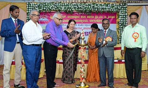 ಬಾಗಲಕೋಟೆ ನಗರದ ವಿದ್ಯಾ ಪ್ರಸಾರಕ ಮಂಡಳದ ಎಸ್.ಆರ್.ನರಸಾಪೂರ ಕಲಾ ಹಾಗೂ ಎಂ.ಬಿ. ಶಿರೂರ ವಾಣಿಜ್ಯ ಮಹಾವಿದ್ಯಾಲಯದ ಹಳೆಯ ವಿದ್ಯಾರ್ಥಿಗಳ ಸಂಘದ ಆಶ್ರಯದಲ್ಲಿ ಭಾನುವಾರ ಹಮ್ಮಿಕೊಂಡಿದ್ದ ಹಳೆಯ ವಿದ್ಯಾರ್ಥಿಗಳ ಸಮಾವೇಶ ನೆನಪಿನ ದೋಣಿಯಲಿ ಮತ್ತು ಸನ್ಮಾನ ಕಾರ್ಯಕ್ರಮ ಡಾ.ಗಿರೀಶ ಮಸೂರಕರ ಉದ್ಘಾಟಿಸಿದರು. ಶ್ರೀಲತಾ ಹೆರಂಜಲ, ಡಾ.ಮೀನಾ ಚಂದಾವರಕರ, ಕಾಲೇಜು ಉಪವಿಭಾಗದ ಅಧ್ಯಕ್ಷ ಡಾ.ಪಿ.ಆರ್.ಜೋಶಿ,ಉಪಾಧ್ಯಕ್ಷ ಜಿ.ಎನ್.ಕುಲಕರ್ಣಿ,ನಿವೃತ್ತ ಪ್ರಾಧ್ಯಾಪಕ ಡಾ.ಪಿ.ಎಸ್.ಹುಯಿಲಗೋಳ, ಆರ್.ಆರ್.ದೇಶಮುಖ ಇದ್ದರು