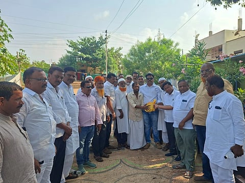 ಬಾಗಲಕೋಟೆ ಉಪ ಕದನದ ಕಾಂಗ್ರೆಸ್ ಅಭ್ಯರ್ಥಿ ಉಮೇಶ ಮೇಟಿ ಪ್ರಚಾರದ ಮೆರವಣಿಗೆ ವೇಳೆಯಲ್ಲಿ ಸಾವನ್ನಪ್ಪಿದ್ದ -Áತಿಮಾ ತುಪ್ಪದ ಕುಟುಂಬಕ್ಕೆ ಮುಖ್ಯಮಂತ್ರಿ ಸಿದ್ದರಾಮಯ್ಯ ಅವರು ವೈಯಕ್ತಿ ಐದು ಲಕ್ಷ ರೂ.ಗಳ ನೆರವಿನ ಹಣವನ್ನು ಭಾನುವಾರ ಅವರ ಕುಟುಂಬಕ್ಕೆ ಕಾಂಗ್ರೆಸ್ ಅಭ್ಯರ್ಥಿ  ಉಮೇಶ ಮೇಟಿ, ಮುಖಂಡ ಹೊಳಬಸು ಶೆಟ್ಟರ ಸೇರಿದಂತೆ ಮುಸ್ಲಿಂ ಮುಖಂಡರು ವಿತರಿಸಿದರು.