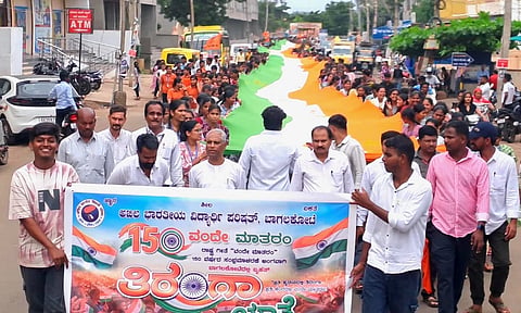 ಬಾಗಲಕೋಟೆ ಮತಕ್ಷೇತ್ರದ ಬಿಜೆಪಿ ವತಿಯಿಂದ ಮಂಗಳವಾರ ಹಮ್ಮಿಕೊಂಡಿದ್ದ ಹರ್ ಘರ್ ತಿರಂಗಾ ಅಭಿಯಾನದಲ್ಲಿ ಅಂದಾಜು ೫೦೦ ಮೀಟರ್ ಉದ್ದದ ತಿರಂಗಾ ಧ್ವಜ ಹಿಡಿದು ಸಾಗಿದ ವಿದ್ಯಾರ್ಥಿಗಳು ಗಮನ ಸೆಳೆದರು.