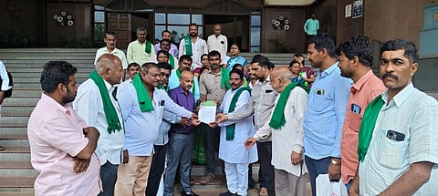 ಬಾಗಲಕೋಟೆ ಜಿಲ್ಲಾಡಳಿತ ಭವನದ ಎದುರು ಬುಧವಾರ ವಿವಿಧ ಬೇಡಿಕೆಗಳಿಗೆ ಆಗ್ರಹಿಸಿ ಭಾರತೀಯ ಕಿಸಾನ ಸಂಘ ಕರ್ನಾಟಕ ಪ್ರದೇಶ ಬಾಗಲಕೋಟೆ ಜಿಲ್ಲಾ ಘಟಕದ ವತಿಯಿಂದ ಪ್ರತಿಭಟನೆ ನಡೆಸಿ ಅಪರ ಜಿಲ್ಲಾಽಕಾರಿ ಅಶೋಕ ತೇಲಿ ಅವರಿಗೆ ಮನವಿ ಸಲ್ಲಿಸಿದರು.