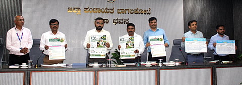 ಬಾಗಲಕೋಟೆ ಜಿಪಂ ಸಭಭವನದಲ್ಲಿ ಸೋಮವಾರ ಜಿಪಂ ಸಿಇಒ ಗಜಾನನ ಬಾಲೆ ಅವರು ಬೆಳೆ ವಿಮೆ ಪ್ರಚಾರದ ಪೋಸ್ಟರ್‌ಗಳನ್ನು ಬಿಡುಗಡೆ ಮಾಡಿದರು. ಜಿಲ್ಲಾ ಅಗ್ರಣಿ ಬ್ಯಾಂಕ್ ವ್ಯವಸ್ಥಾಪಕ ರಾಜಕುಮಾರ ಹೂಗಾರ, ಡಿಸಿಸಿ ಬ್ಯಾಂಕಿನ ವ್ಯವಸ್ಥಾಪಕ ನಿರ್ದೇಶಕ ಸಿದ್ಧನಗೌಡ ನೀಲಪ್ಪನವರ ಮತ್ತಿತರರು ಇದ್ದರು.