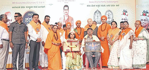  ಬಾಗಲಕೋಟೆ ಜಿಲ್ಲೆ ಕೂಡಲಸಂಗಮದಲ್ಲಿ ಬಸವ ಧರ್ಮ ಪೀಠದಿಂದ ಆಯೋಜಿಸಿದ್ದ 39ನೇ ಶರಣ ಮೇಳವನ್ನು ಮಹಾರಾಷ್ಟ್ರ ಮಾಜಿ ಸಿಎಂ ಸುಶೀಲಕುಮಾರ ಶಿಂಧೆ ಉದ್ಘಾಟಿಸಿದರು. ಸಚಿವ ಆರ್.ಬಿ.ತಿಮ್ಮಾಪುರ, ಶಾಸಕ ವಿಜಯಾನಂದ ಕಾಶಪ್ಪನವರ, ಜಗದ್ಗುರು ಮಾತೆ ಗಂಗಾದೇವಿ ಮತ್ತಿತರರು ಇದ್ದರು.
