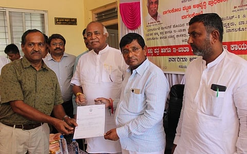 ಬಾಗಲಕೋಟೆ ಪಟ್ಟಣ ಅಭಿವೃದ್ಧಿ ಪ್ರಾಽಕಾರದಲ್ಲಿ ಶನಿವಾರ ಮುಳುಗಡೆ ಸಂತ್ರಸ್ತರಿಗೆ ಹಕ್ಕುಪತ್ರವನ್ನು ಪ್ರಾಽಕಾರದ ಅಧ್ಯಕ್ಷ ಪ್ರಕಾಶ ತಪಶೆಟ್ಟಿ, ಶಾಸಕ ಉಮೇಶ ಮೇಟಿ ಅವರು ವಿತರಿಸಿದರು.