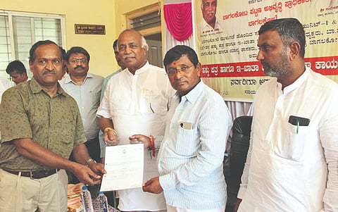 ಬಾಗಲಕೋಟೆ ಪಟ್ಟಣ ಅಭಿವೃದ್ಧಿ ಪ್ರಾಧಿಕಾರದಲ್ಲಿ ಶನಿವಾರ ಮುಳುಗಡೆ ಸಂತ್ರಸ್ತರಿಗೆ ಹಕ್ಕು ಪತ್ರವನ್ನು ಪ್ರಾಧಿಕಾರದ ಅಧ್ಯಕ್ಷ ಪ್ರಕಾಶ ತಪಶೆಟ್ಟಿ, ಶಾಸಕ ಉಮೇಶ ಮೇಟಿ ಅವರು ವಿತರಿಸಿದರು.
