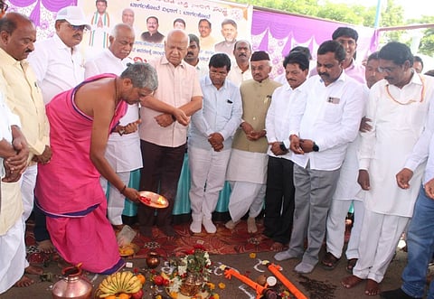 ಬಾಗಲಕೋಟೆ ನವನಗರದ ಬಸ್ ನಿಲ್ದಾಣ ಆವರಣದ ಪೂರ್ವ ಮತ್ತು ದಕ್ಷಿಣ ಭಾಗದ ರಸ್ತೆ ಡಾಂಬರೀಕರಣಕ್ಕೆ ಶನಿವಾರ ಭೂಮಿ ಪೂಜೆ ನೆರವೇರಿಸಲಾಯಿತು. ಶಾಸಕ ಉಮೇಶ ಮೇಟಿ, ಬಿಟಿಡಿಎ ಅಧ್ಯಕ್ಷ ಪ್ರಕಾಶ ತಪಶೆಟ್ಟಿ, ಮಾಜಿ ಸಚಿವ ಎಸ್.ಆರ್.ಪಾಟೀಲ, ಕಾಂಗ್ರೆಸ್ ಜಿಲ್ಲಾಧ್ಯಕ್ಷ ಎಸ್.ಜಿ.ನಂಜಯ್ಯನಮಠ ಮತ್ತಿತರರು ಇದ್ದರು.
