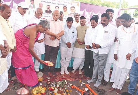 ಬಾಗಲಕೋಟೆ ನವ ನಗರದ ಬಸ್ ನಿಲ್ದಾಣ ಆವರಣದ ಪೂರ್ವ ಮತ್ತು ದಕ್ಷಿಣ ಭಾಗದ ರಸ್ತೆ ಡಾಂಬರೀಕರಣಕ್ಕೆ ಶನಿವಾರ ಭೂಮಿ ಪೂಜೆ ನೆರವೇರಿಸಲಾಯಿತು. ಶಾಸಕ ಉಮೇಶ ಮೇಟಿ, ಬಿಟಿಡಿಎ ಅಧ್ಯಕ್ಷ ಪ್ರಕಾಶ ತಪಶೆಟ್ಟಿ, ಮಾಜಿ ಸಚಿವ ಎಸ್.ಆರ್.ಪಾಟೀಲ, ಕಾಂಗ್ರೆಸ್ ಜಿಲ್ಲಾಧ್ಯಕ್ಷ ಎಸ್.ಜಿ. ನಂಜಯ್ಯನಮಠ ಮತ್ತಿತರರು ಇದ್ದರು.