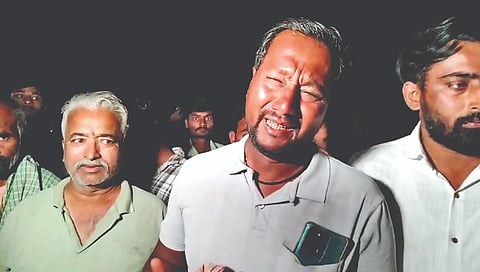 ಕಬ್ಬು ತುಂಬಿದ್ದ ತನ್ನ ಟ್ರಾೃಕ್ಟರ್ ಬೆಂಕಿಯ ಕೆನ್ನಾಲಿಗೆ ಸಿಕ್ಕು ಸುಟ್ಟು ಕರಲಾದ ಹಿನ್ನೆಲೆಯಲ್ಲಿ ರೈತನೊಬ್ಬ ಸ್ಥಳದಲ್ಲಿ ಕಣ್ಣೀರು ಹಾಕುತ್ತ ಗೋಳಾಡುತ್ತಿದ್ದ ದೃಶ್ಯ.