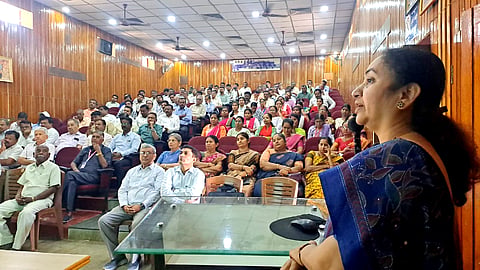 ಬಾಗಲಕೋಟೆ ನಗರದ ಬಿವಿವಿ ಸಂಘದ ಮಿನಿ ಸಭಾಭವನದಲ್ಲಿ ಗುರುವಾರ ಹಮ್ಮಿಕೊಂಡಿದ್ದ ಆದಾಯ ತೆರಿಗೆ ಟಿಡಿಎಸ್ ವಂತಿಗೆ ಪಾವತಿಯಿಂದ ಆಗುವ ಲಾಭಗಳ ಕುರಿತು ವಿಚಾರ ಸಂಕೀರ್ಣದಲ್ಲಿ ಆದಾಯ ತೆರಿಗೆ ಬೆಳಗಾವಿ ವಿಭಾಗದ ಆದಾಯ ತೆರಿಗೆ ಅಧಿಕಾರಿ ಭುವನೇಶ್ವರ ಯಲ್ಲಾಪುರಮಠ ಮಾತನಾಡಿದರು.